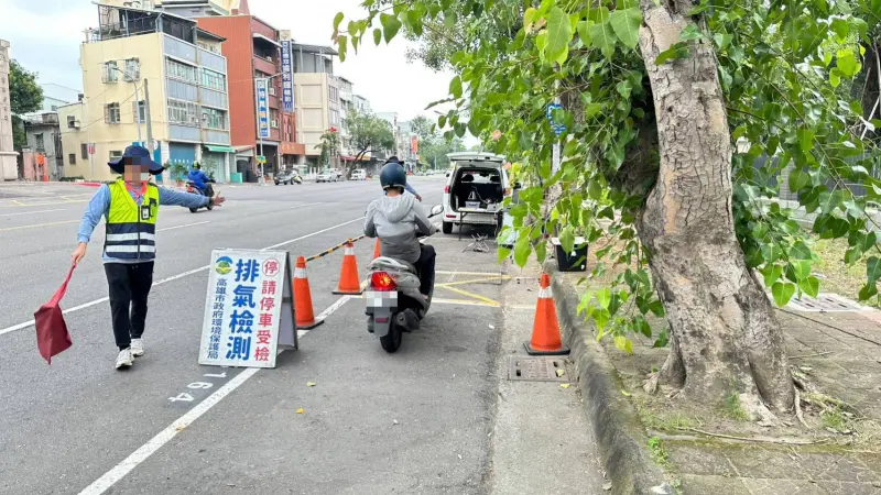 ▲執行機車路邊攔查。（圖／高雄市環保局提供）