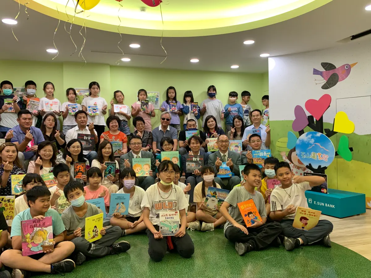▲玉山銀行世界卡友、玉山志工基金會，捐助繁華國小愛閱學園，培養閱讀氛圍。（圖／記者莊全成翻攝）