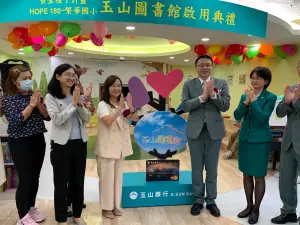 ▲縣府教育處長楊英雪（中左 ）以及玉山銀行行銷長林俊（中右）共同見證繁華玉山圖書館啟用。（圖／記者莊全成翻攝）