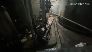 廢油沿場區廁間旁經溝渠流至三峽河。(圖 /新北市政府環保局提供) ▲廢油沿場區廁間旁經溝渠流至三峽河。(圖 /新北市政府環保局提供)