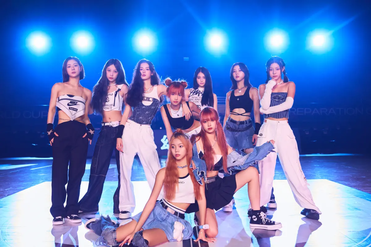 ▲幻藍小熊推出紀念專輯《FOR YOU》，下個月正式發行，限量版預購上架就秒殺。後排左起為XXIN、Bido、毓、采甄、許媛媛、Ayeon、容容，前排左起為Vicky、Nico。（圖／天空娛樂提供）