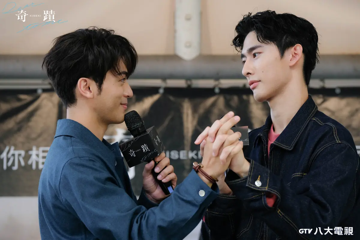 ▲BL劇《奇蹟》主演林毓桐（右）拍床戲，讚徐愷胸肌很性感。（圖／八大）