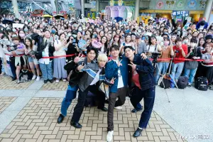 ▲《奇蹟》主演陳柏文(前排左起)、姜典、徐愷、林毓桐與近300名粉絲同樂。(圖/八大) ▲《奇蹟》主演陳柏文(前排左起)、姜典、徐愷、林毓桐與近300名粉絲同樂。(圖/八大)
