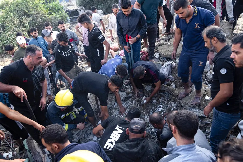 ▲歐洲聯盟執行委員會主席范德賴恩今天表示，歐盟將開設一條經由埃及飛往加薩走廊（Gaza Strip）的人道援助空中走廊。圖為南部汗尤尼斯在尋找瓦礫堆中的倖存者。（圖／美聯社／達志影像）