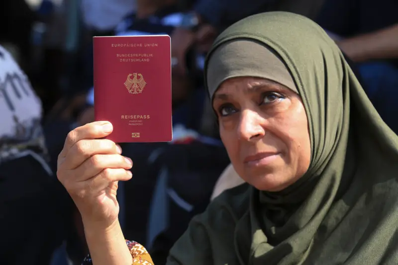 ▲在拉法邊界關卡的埃及官員表示，已有76名受傷的巴勒斯坦人，以及335名外國或雙重國籍人士從加薩走廊（Gaza Strip）進入埃及。圖為巴勒斯坦婦女出示德國護照。（圖／美聯社／達志影像）