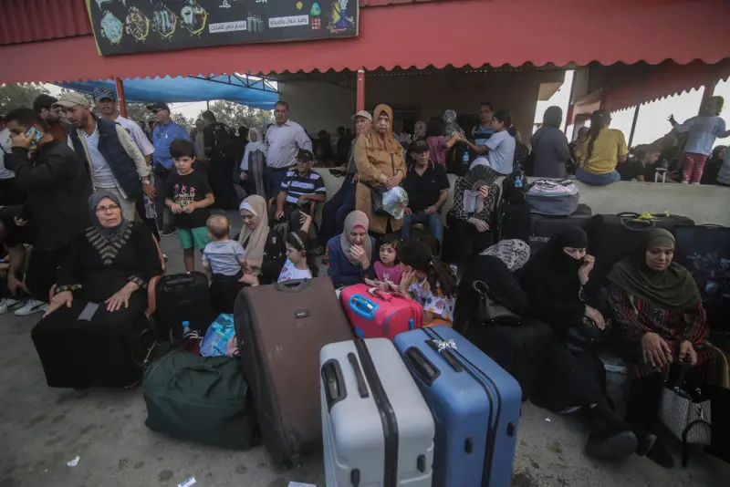 ▲持外國護照的巴勒斯坦人聚集在加薩南部與埃及連接的拉法關口，盼藉由入境埃及以逃離以巴戰火。（圖／美聯社／達志影像）