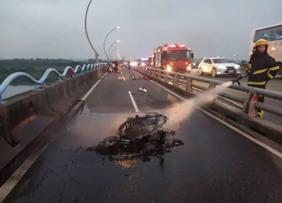 ▲屏東縣屏東市高屏大橋今（16）日下午5點15分，有機車撞上腳踏車，機車瞬間起火，數分鐘內燒成一團大火球，消防局獲報派出4輛各式搶救車輛、7名消防員趕赴現場，約20分鐘後撲滅火勢，這起事故造成兩名男騎士頭部、四肢擦挫傷，確切肇事原因仍待釐清。（圖／翻攝畫面）