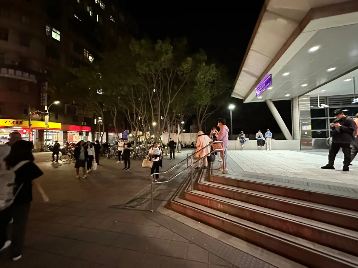 ▲桃園機場捷運16日晚間傳出系統異常，桃捷表示，此次異常事件影響人數約1000人，退票564人，有120位乘客下軌疏散到A6站。（圖／翻攝畫面）