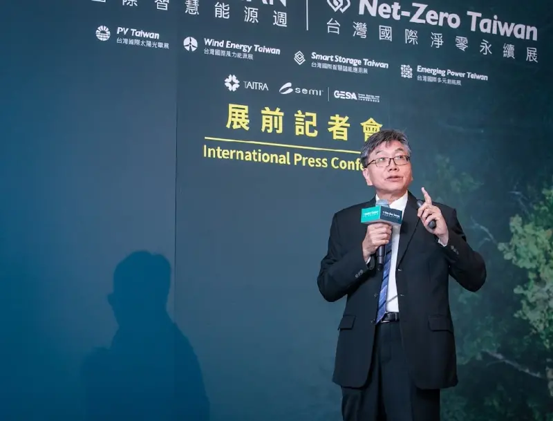 ▲全球首創水泥做成的儲能櫃「台泥能源方舟EnergyArk」將於本週18日正式亮相,台泥儲能科技副總經理黃義協於「2023台灣國際智慧能源周」展前記者會上說明其功能。(圖/記者鄭妤安攝)