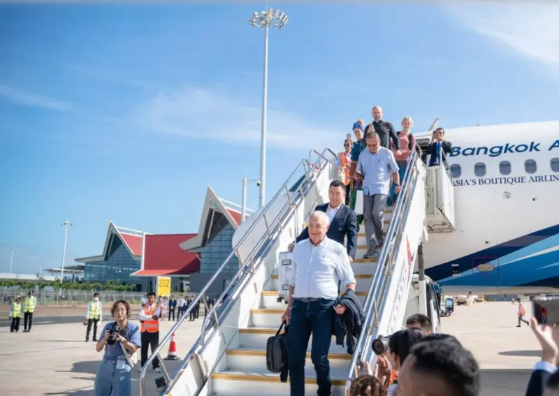 ▲由中國出資協助興建的柬埔寨國際機場，在今（17）日開始營運，並迎接機場首架來自泰國曼谷的民航班機。（圖／翻攝自新華網）