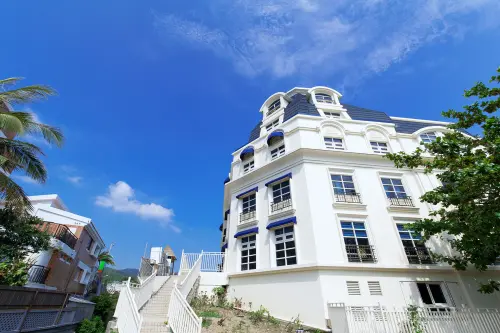 全台福容飯店推出聯合住宿券,推出三種優惠方案,買十送一29,000元,每張2,636元,四人入住墾丁福容,等於每人每晚僅660元。(圖/福容飯店提供) ▲福容飯店此次線上旅展即日起至11月08日推出,其中「聯合住宿券」集結全台18家分店任選入住,享福卡會員獨享買15送2,平均一張只要2,815元。(圖/福容飯店提供)