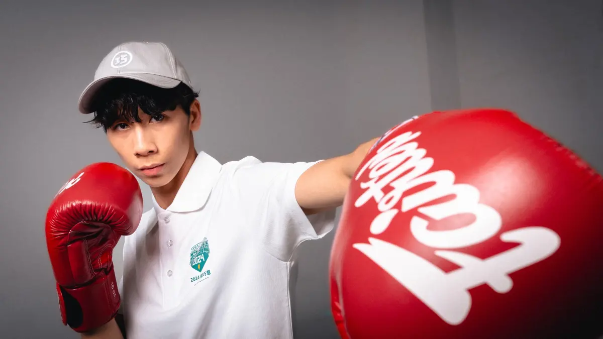 ▲杭州亞運拳擊金牌林郁婷穿上蘇巧慧的「時尚巧球帽」與「永續巧POLO」，更同框拍攝宣傳照力挺。（圖／蘇巧慧辦公室提供）