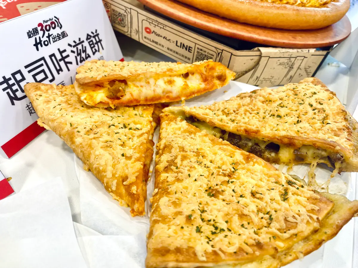 ▲必勝客繼「3大披薩666元再送大瓶可樂」隱藏優惠代碼被挖出，半價開賣新品「起司咔滋餅」，力拚達美樂大披薩「天天半價」199元起，還有拿坡里炸雞「買一桶送一桶」好康。（圖／記者蕭涵云攝）