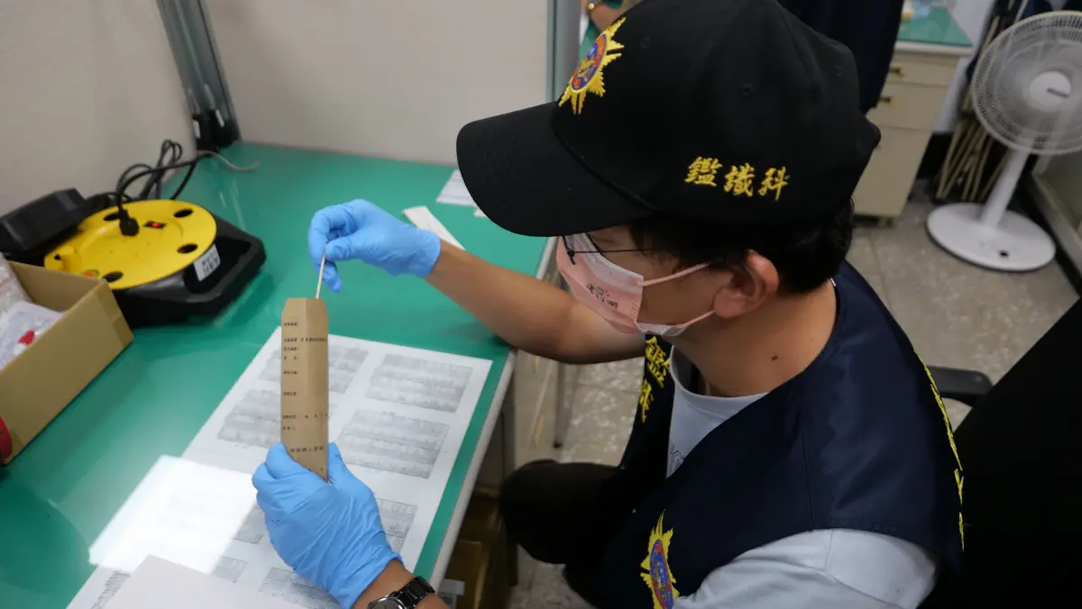 ▲鑑識科送驗採獲之家屬口腔棉棒檢體。（圖／警方提供）