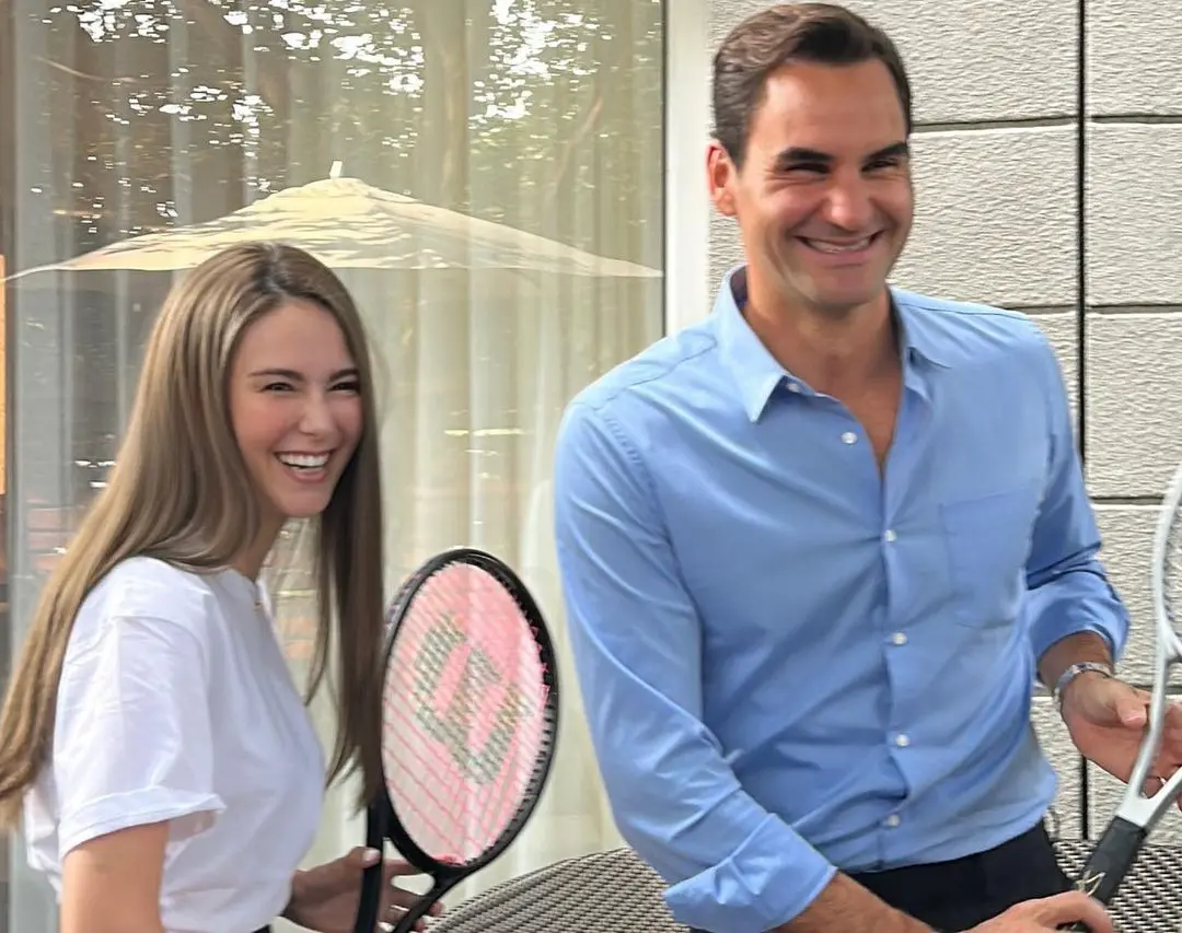 ▲昆凌（左）同框費德勒笑開懷，周杰倫宣示主權喊話老婆：「希望妳球技進步」。（圖／周杰倫IG）