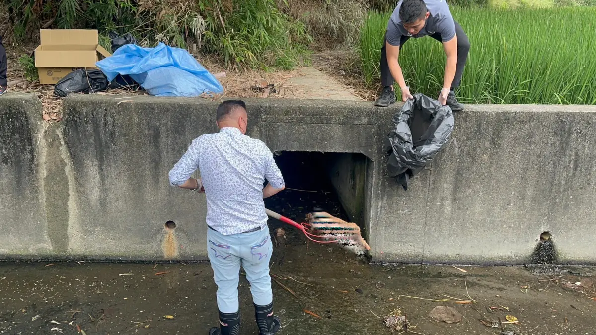▲江和樹和助理將貓屍體帶走，後續將火化處理。（圖／台中市議員江和樹提供，2023.10.17）