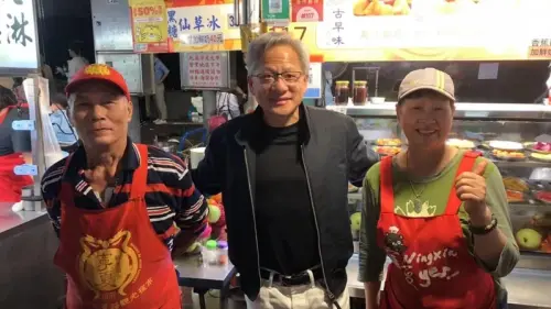 ▲黃仁勳（中）過去光顧詹記水果時，曾和老闆、老闆娘留下合照。（圖／翻攝寧夏夜市詹記水果臉書）
