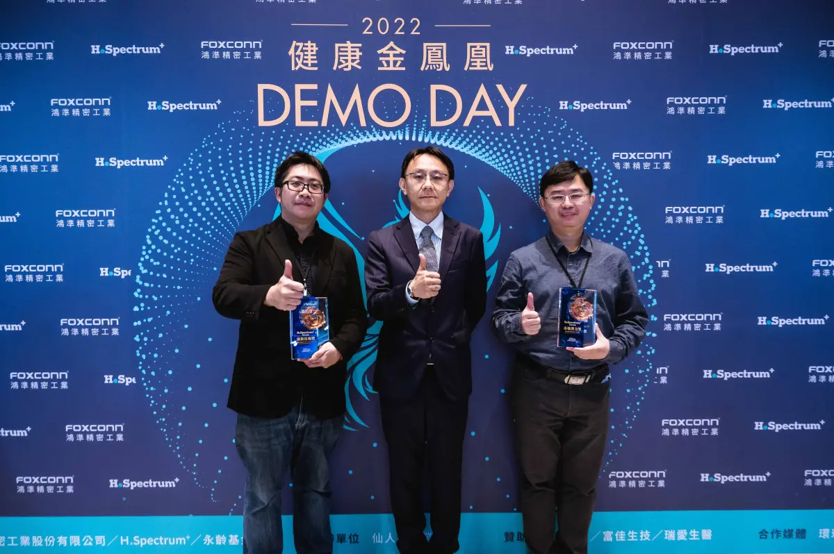 ▲2022 H. Specturm+加速器DemoDay評選後，鴻準精密董事長呂軍甫(中)與獲得市場潛力獎上頂醫學(右)創新技術獎的美商宇心(左)。（圖／品牌提供）