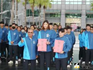 新北市體育總會副理事長李修德致贈加菜金,由亞運跆拳道銀牌女將羅嘉翎及舉重國手陳玟卉代表領取。(圖 /記者吳嘉億攝,2023.10.17) ▲新北市體育總會副理事長李修德致贈加菜金,由亞運跆拳道銀牌女將羅嘉翎及舉重國手陳玟卉代表領取。(圖 /記者吳嘉億攝,2023.10.17)