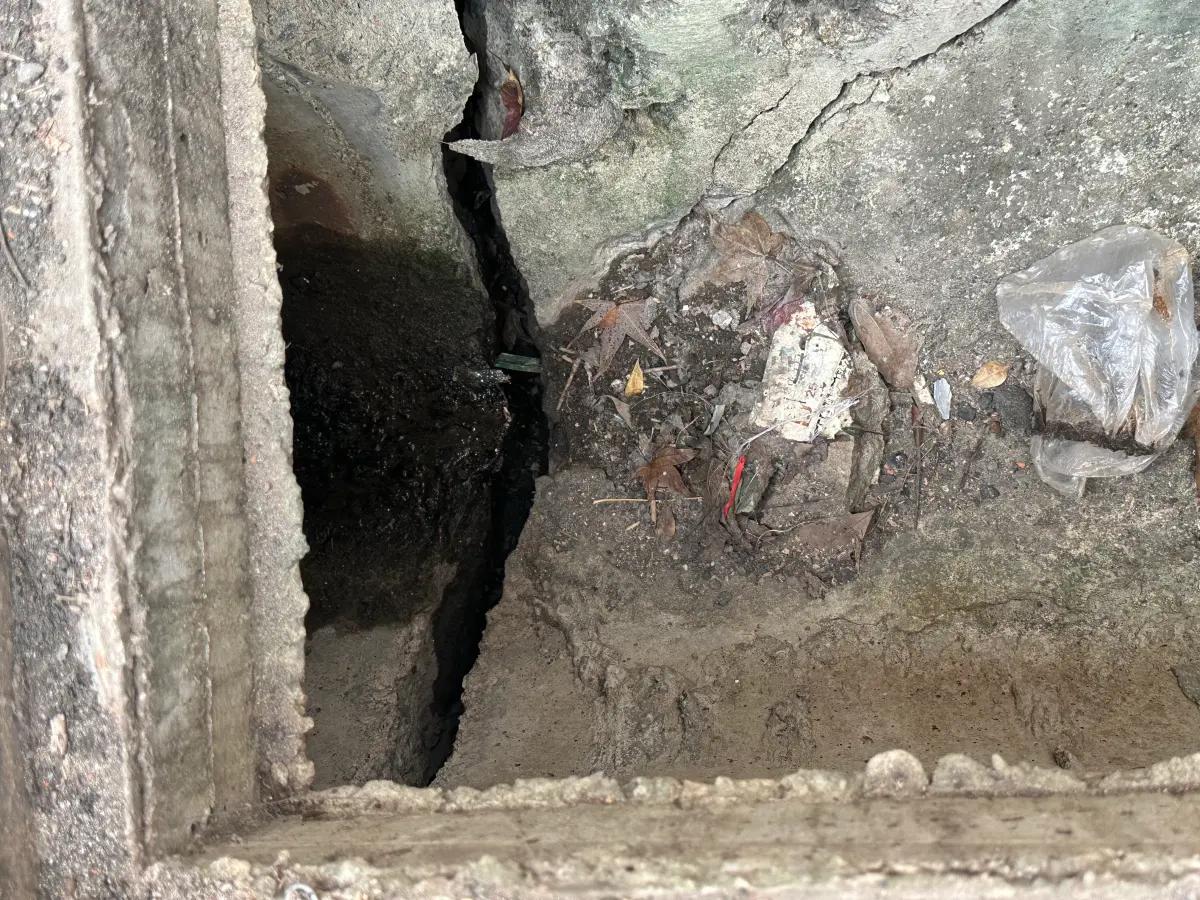 ▲台北市議員陳怡君指出，大直下陷民宅對面的雙號住戶，門外溝壁有破裂下陷約７公分。（圖／陳怡君提供）