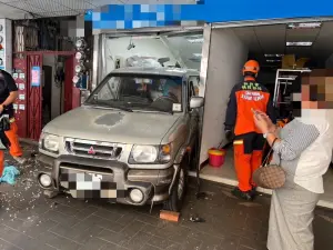 79歲老翁倒車暴衝撞倒2機車　廂型車卡住塞滿一樓蘆洲店面
