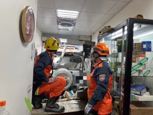 ▲廂型車疑似誤踩油門倒車衝撞進店面，警消人員獲報前往搶救。（圖 ／翻攝畫面）