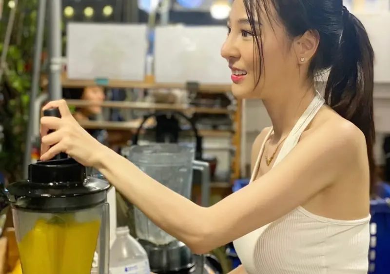 ▲ 一位泰國夜市果汁店老闆娘因驚人美貌爆紅，引起旅客朝聖。（圖／翻攝自Instagram）