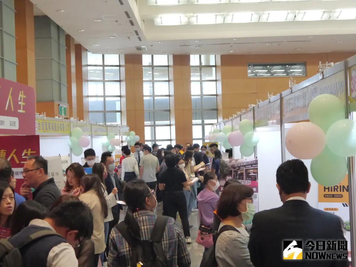 ▲年底前最大場新北秋季就業博覽會湧入大量求職人潮。（圖 ／記者吳嘉億攝，2023.10.17）