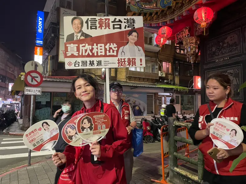 ▲吳欣岱現身高嘉瑜造勢場,引發關注。(圖/記者陳佩君攝,2023.10.17)