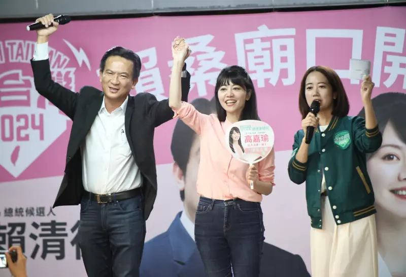▲民進黨立委林俊憲(左)替高嘉瑜站台。(圖/記者陳明中攝,2023.10.17)