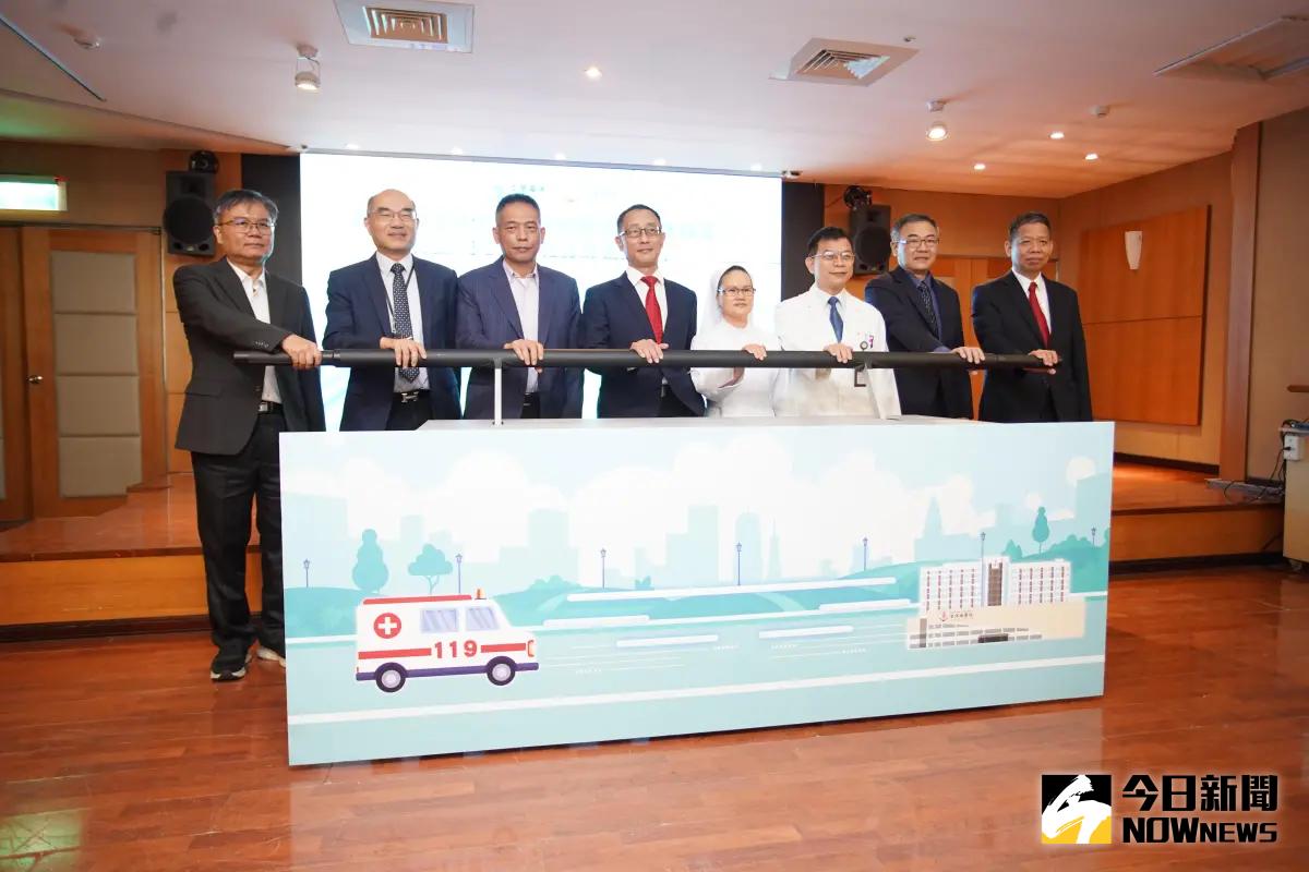 ▲中華電信與聖保祿醫院合作，在救護車進入聖保祿醫院前必經路段提供專屬頻寬，打造全台首座「5G緊急救護綠色廊道」，確保救護車上即時影像和傷患生命數據的順暢傳輸。（圖／記者李春台攝，2023.10.17）