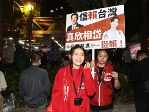 ▲吳欣岱在場外宣傳，還拿著「信賴台灣」手舉牌。（圖／記者陳明中攝，2023.10.17）