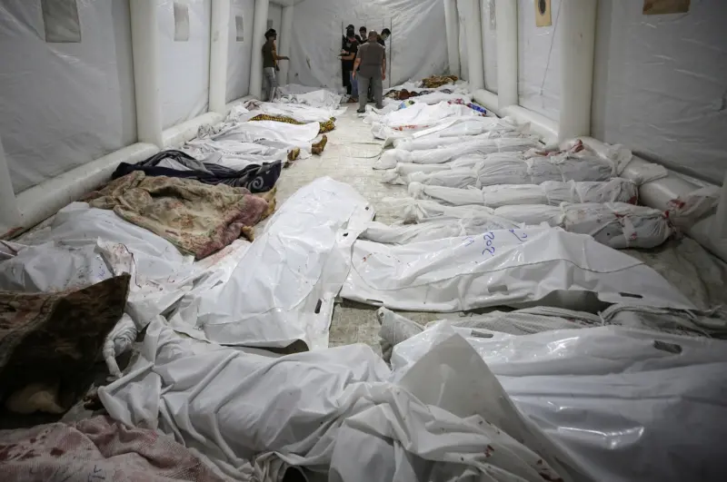 ▲加薩地區17日有醫院遭到空襲，據傳造成數百名巴勒斯坦人死亡，但哈馬斯與以色列軍方均否認應對此負責。圖為空襲後醫院前廊擺放的遇難者遺體。（圖／美聯社／達志影像）