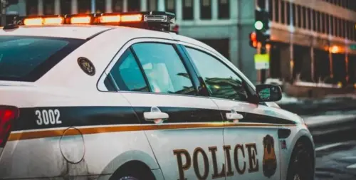 ▲台南一名員警曾經劈腿4女集夢幻職業，過去被判休職2年，如今又以警專畢業生的身份重新考上警察。（示意圖/Pixabay）