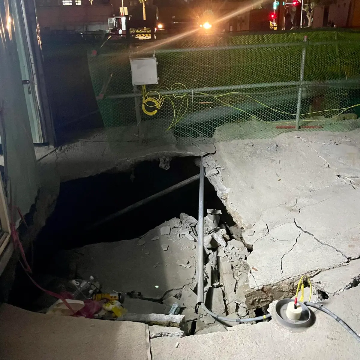 ▲新竹縣新業建案工地，17日深夜發生坍陷意外。附近居民很緊張，因為這是建商第3次坍陷事故。對此，新竹縣府工務處也派人到現場了解詳情。（圖／翻攝「曾聖凱」臉書）