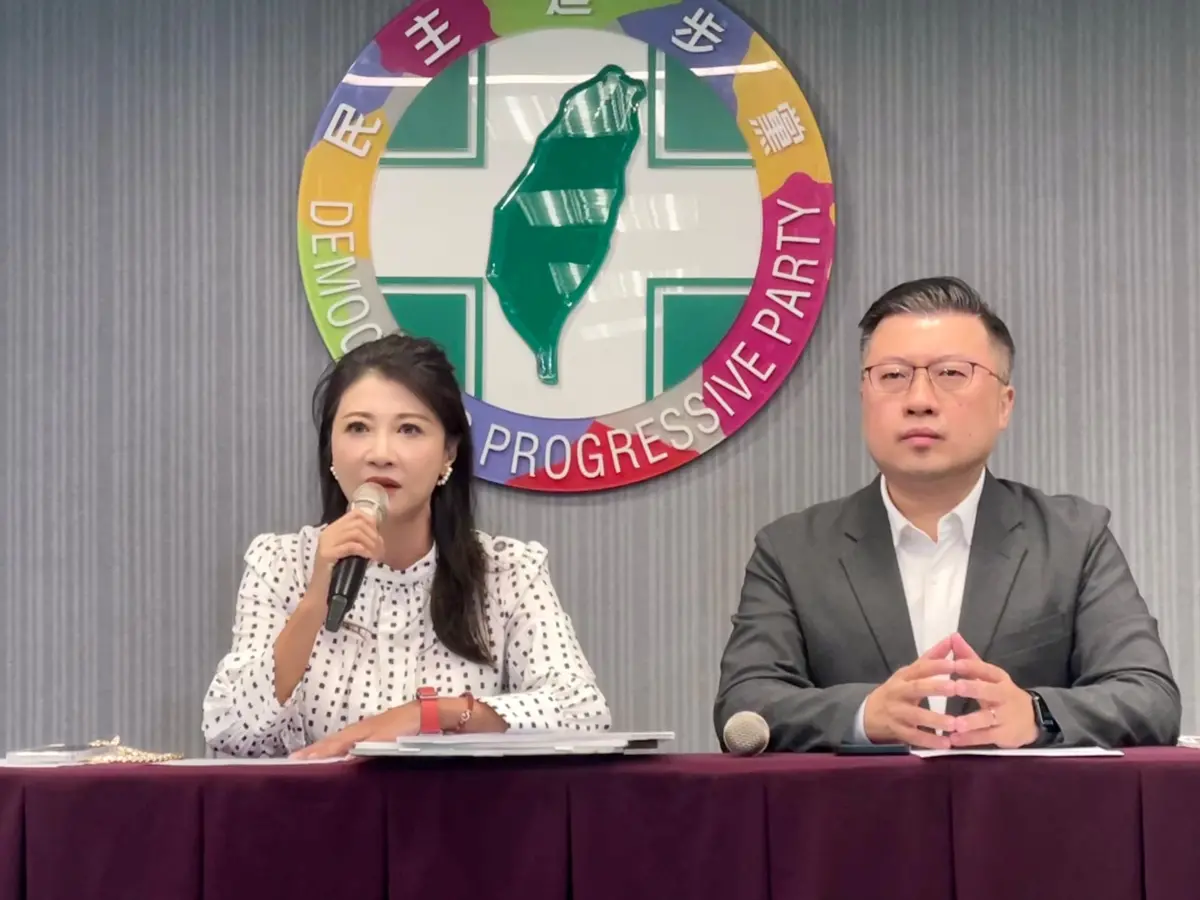 ▲林楚茵（左）說，請黃國昌先解釋人民對他的質疑，尤其過去他的「雙標」及「親中」事蹟比比皆是。（圖／民進黨提供）