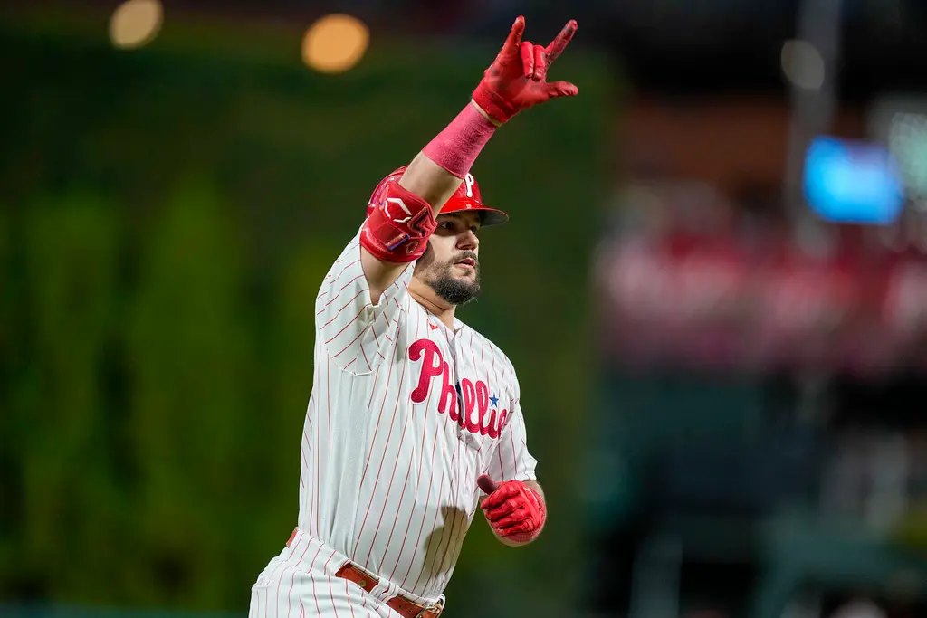 ▲費城人今（18日）整場掃出11安包括3轟，以10:0擊退響尾蛇，Kyle Schwarber在本戰繳出雙響砲。（圖／美聯社／達志影像）