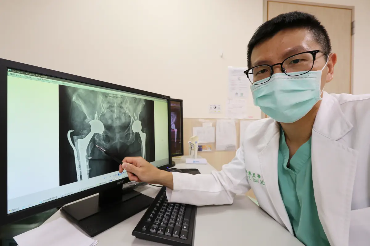 ▲醫師提醒民眾若舊有人工關節體出現不適症狀，應儘速就醫治療。(圖／醫院提供2023.10.18)