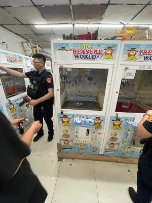 ▲蘆洲夾娃娃機台店改裝夾骰子賭博，警方現場查獲不法機台。 （圖 ／翻攝畫面）
