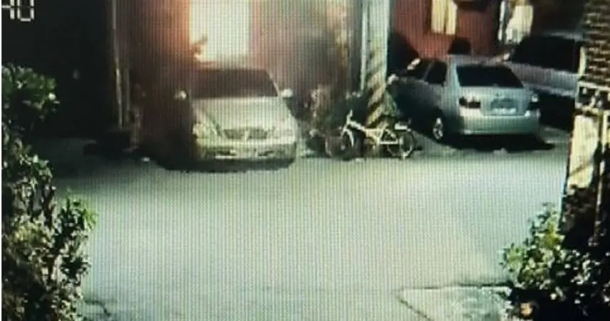 ▲台中市西屯區一處民宅內存放汽油、鐵樂士噴漆罐，發生火警時引發連環爆！（圖/記者鄧力軍翻攝）