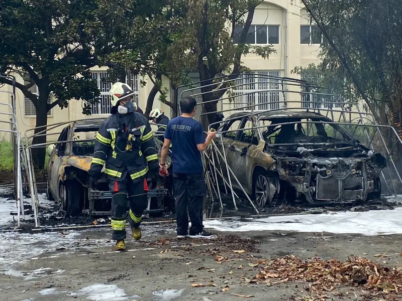 ▲女子為清理環境燃燒樹葉，卻不慎引起火災，造成5台自小客車、1台機車燒燬。（圖／警方提供）