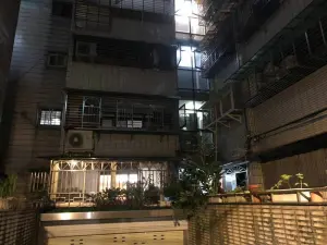 新店公寓深夜傳爆炸聲！2樓後陽台竄火舌　屋主救災反遭灼傷送醫
