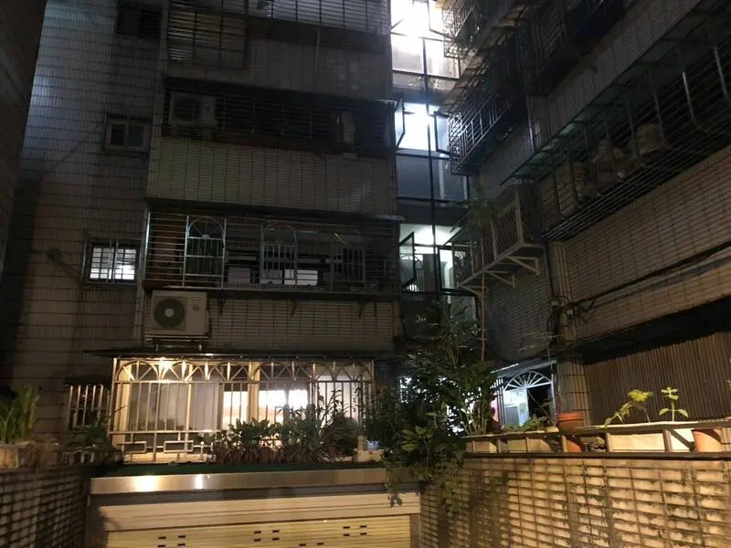 ▲新北市新店屈永華街上一棟公寓2樓後陽台，今（18）日凌晨突然傳出火警。（圖／翻攝畫面）