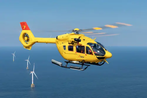 ▲NHV協助歐洲國家發展離岸風電，以空巴H145直升機協助人員進行發電機修繕作業。（安捷航空提供）