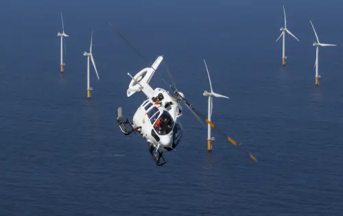 ▲NHV於北海地區以空巴H145直升機提供人員往來風場的運送服務。（安捷航空提供）