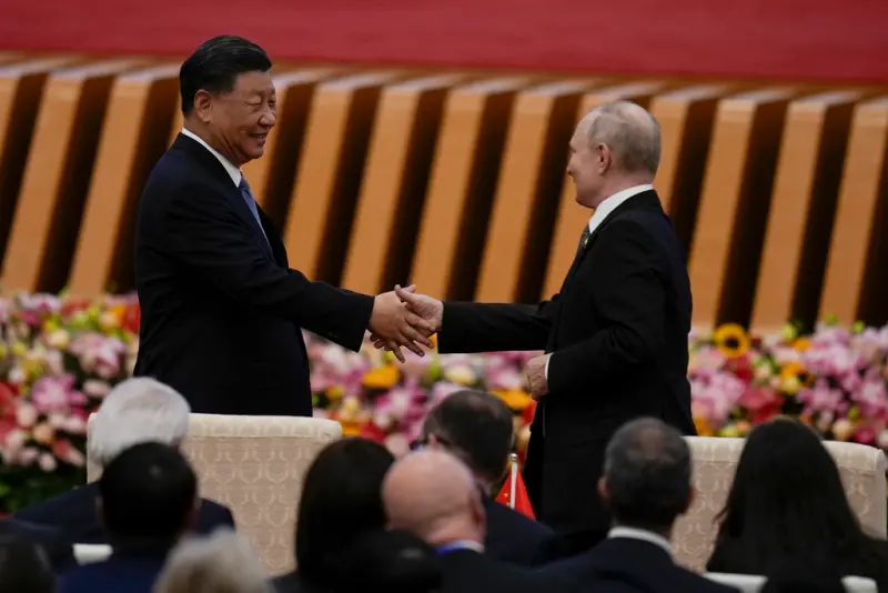 ▲俄羅斯總統蒲亭18日出席北京舉行的一帶一路峰會論壇，並與中國國家主席習近平熱情握手。（圖／美聯社／達志影像）