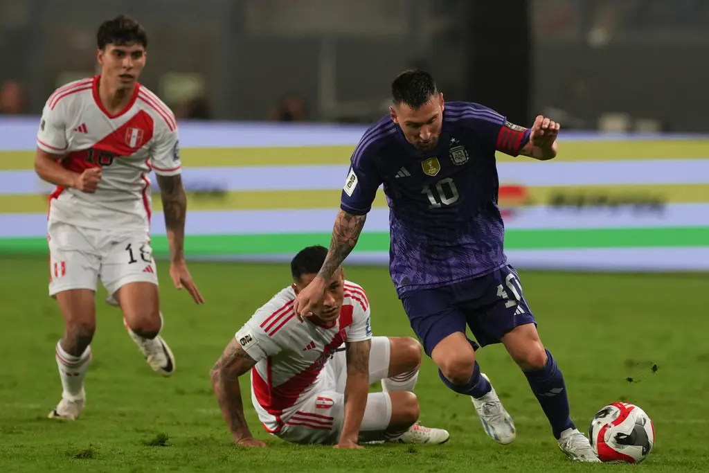 ▲梅西（Lionel Messi）在南美區世界盃預選賽中梅開二度，幫助阿根廷以2:0擊敗祕魯。（圖／美聯社／達志影像）