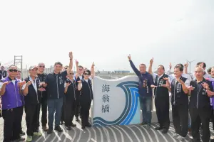 ▲市長盧秀燕表示，在海翁橋能看到美麗濱海夕陽，搭配風電設施，成為絕美拍照景點(圖／建設局提供2023.10.18)