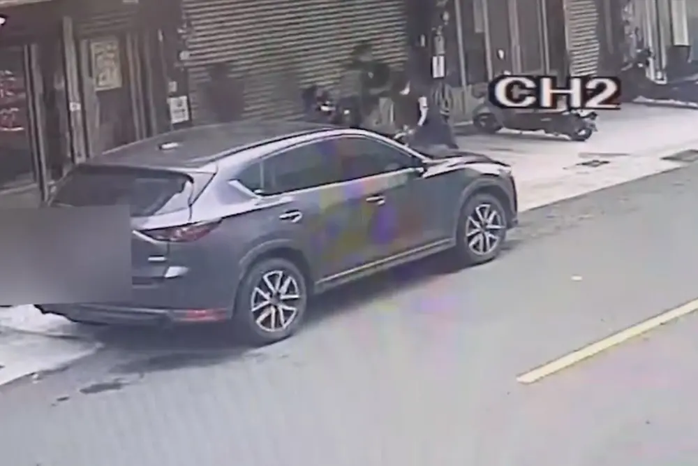 ▲台南東區棒球隊出沒砸毀店家鐵門機車，警方調閱監視器畫面後，已將嫌犯全數查緝到案。（圖／台南市警察局第一分局提供）