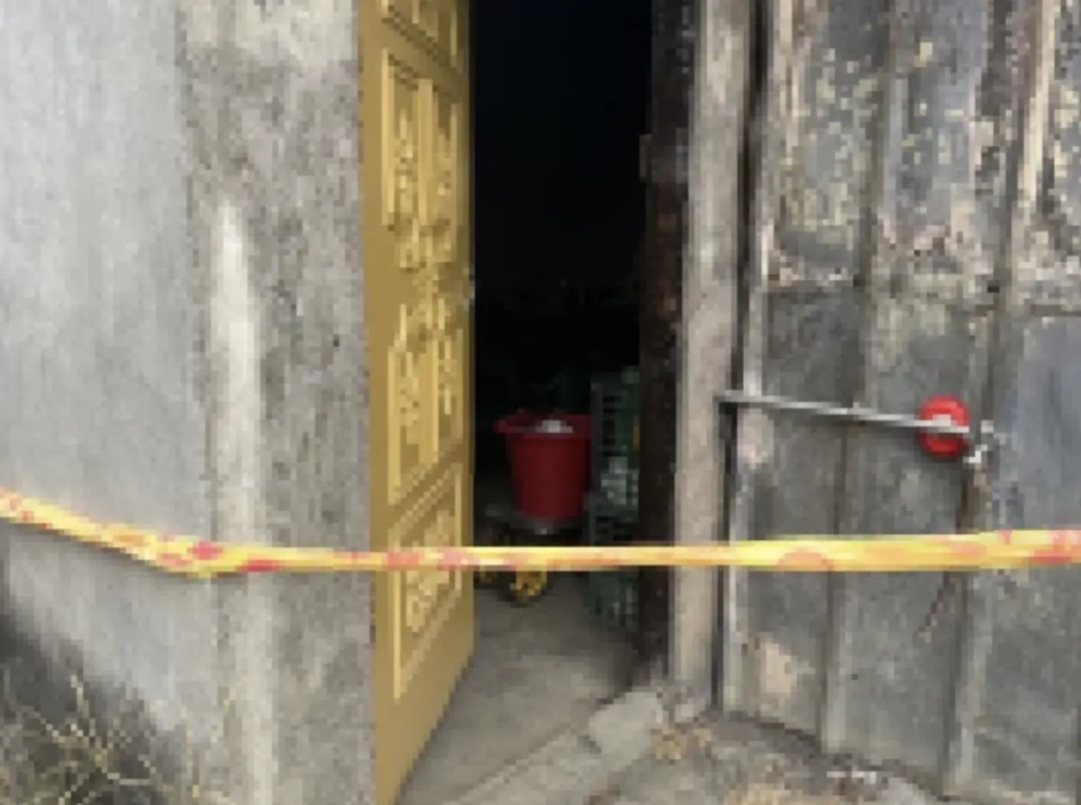 ▲一名印尼籍女移工被發現陳屍在三合院的房間內，雙手遭綑綁，死狀詭異；西螺警方指出，現場勘驗確認無外力介入，懷疑是暴斃，已報請相驗並擇日解剖，進一步確認死因，而綑綁雙手應為印尼喪葬習俗。（圖／翻攝畫面）